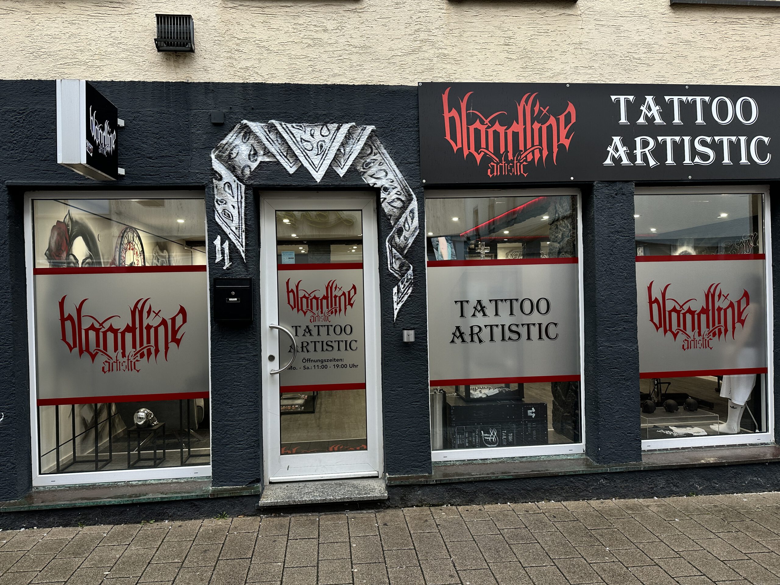 Fassadengestaltung Bloodline, Werbetechnik an der Gebäudefront von DQuadrat Werbetechnik Göppingen