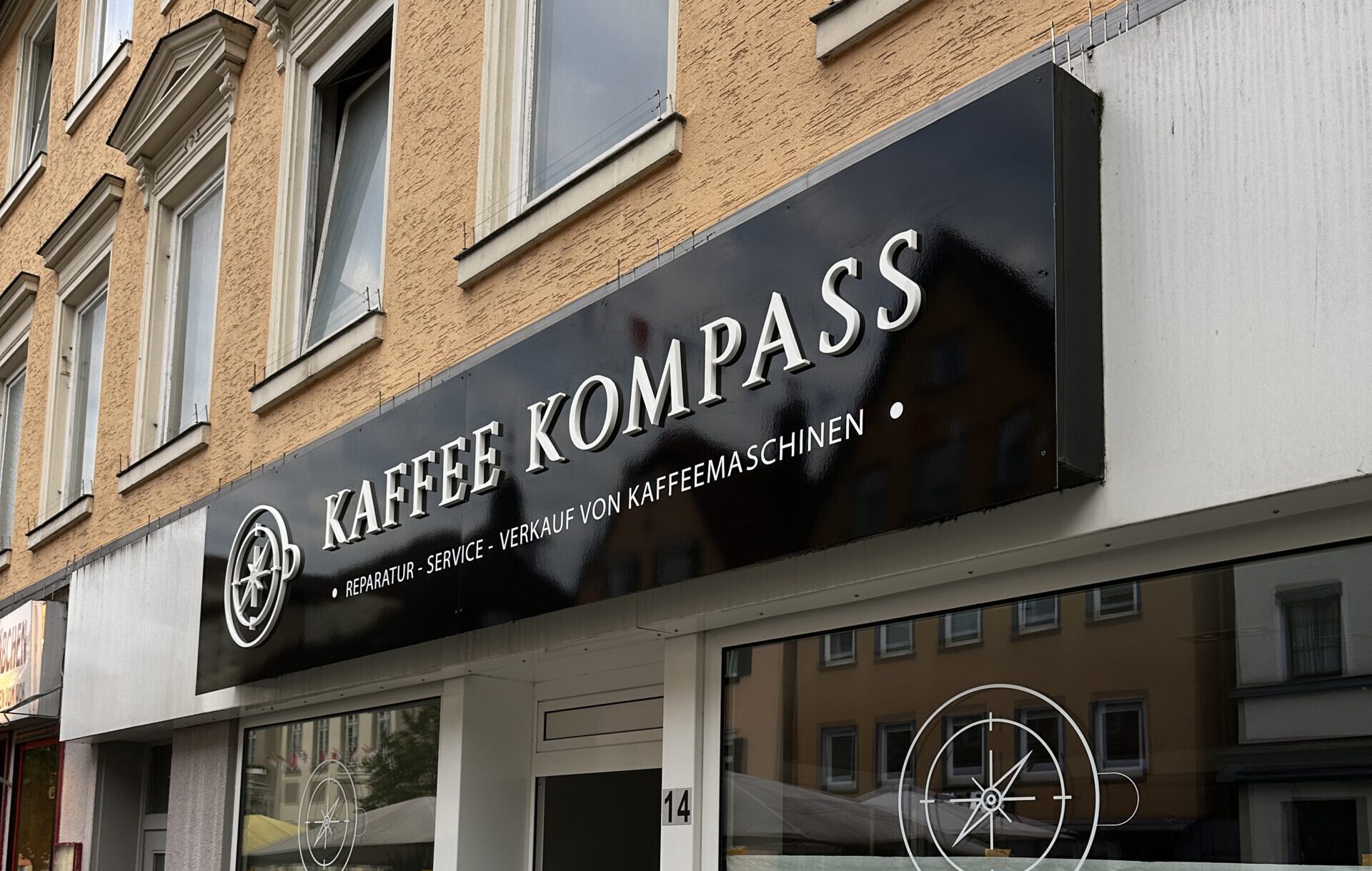 Firmenschild Kaffeekompass, gefertigt und montiert von DQuadrat Werbetechnik Göppingen