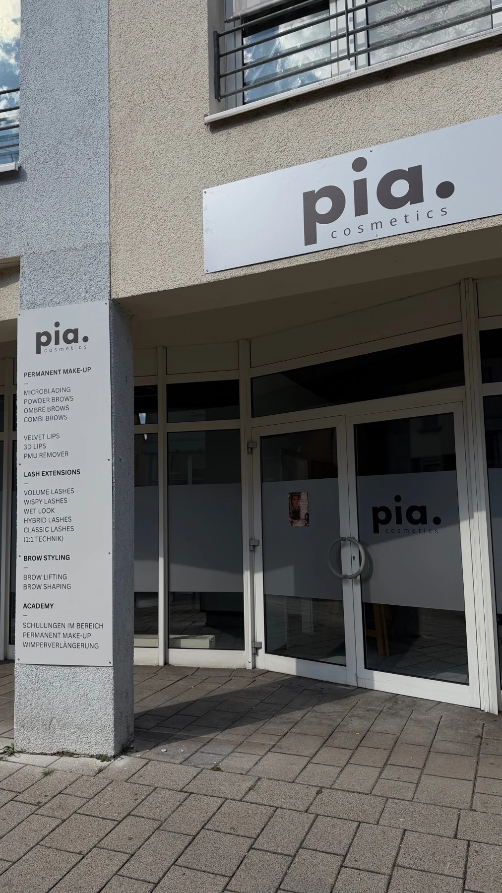pia.: Beschilderung & Schaufenster