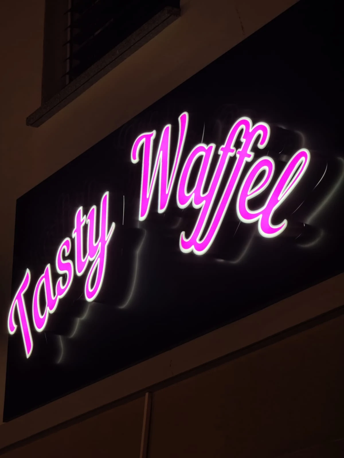 Tasty Waffel: LED Neon an der Fassade