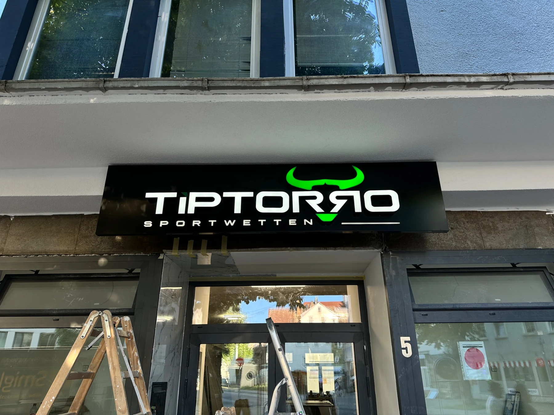 TipTorro: Leuchtkasten mit durchgesteckten Buchstaben
