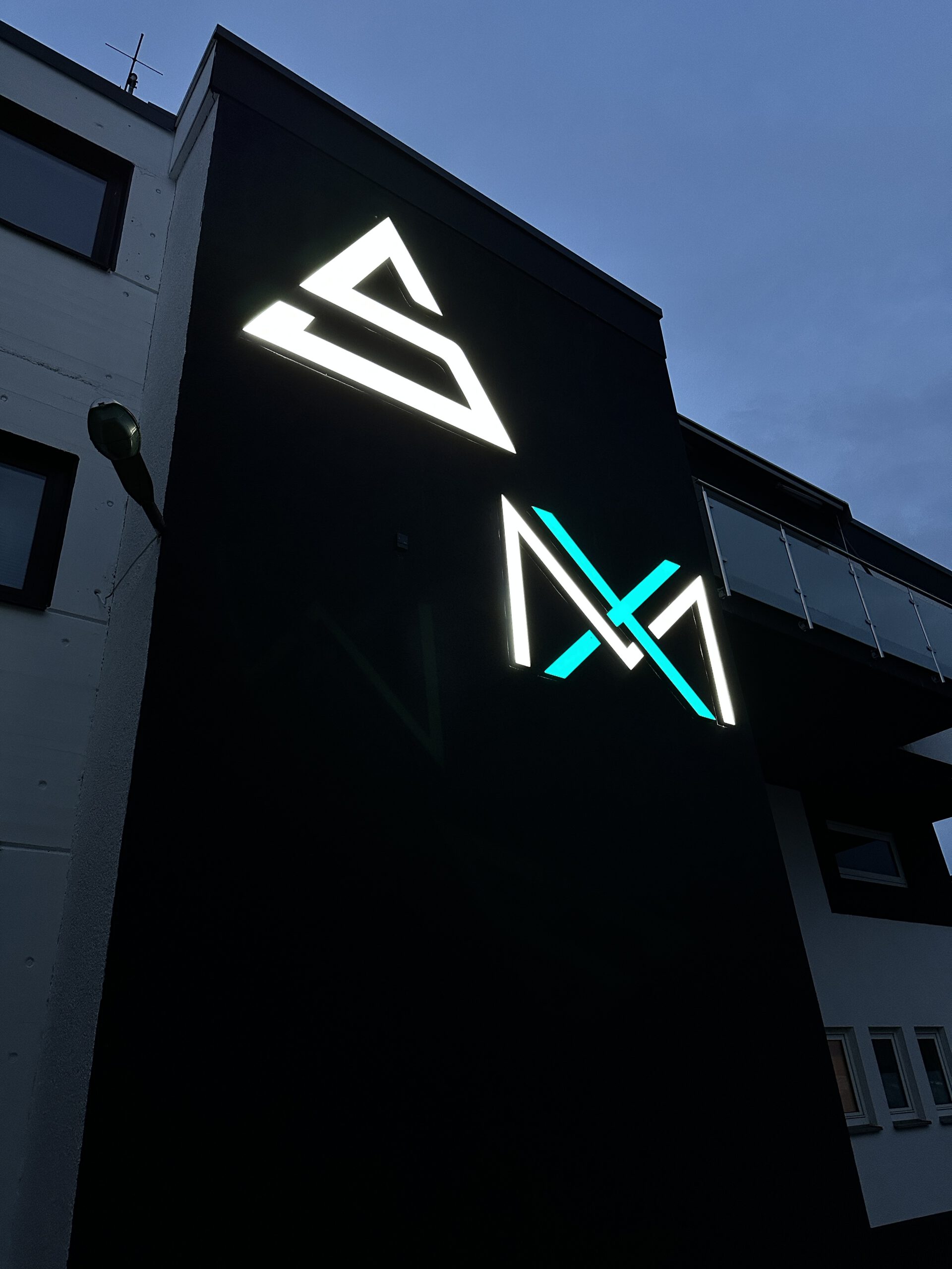 3D Leuchtlogo XM mit LED-Beleuchtung, gefertigt von DQuadrat Werbetechnik Göppingen